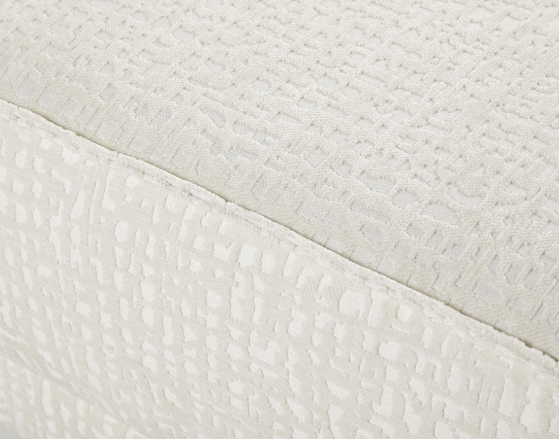 Pouf pieds hauts en tissu velours relief Charlie