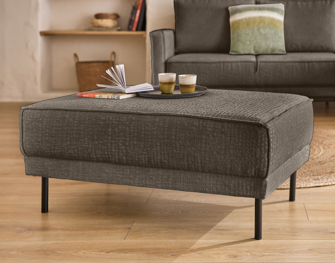 Pouf pieds hauts en tissu velours relief Charlie