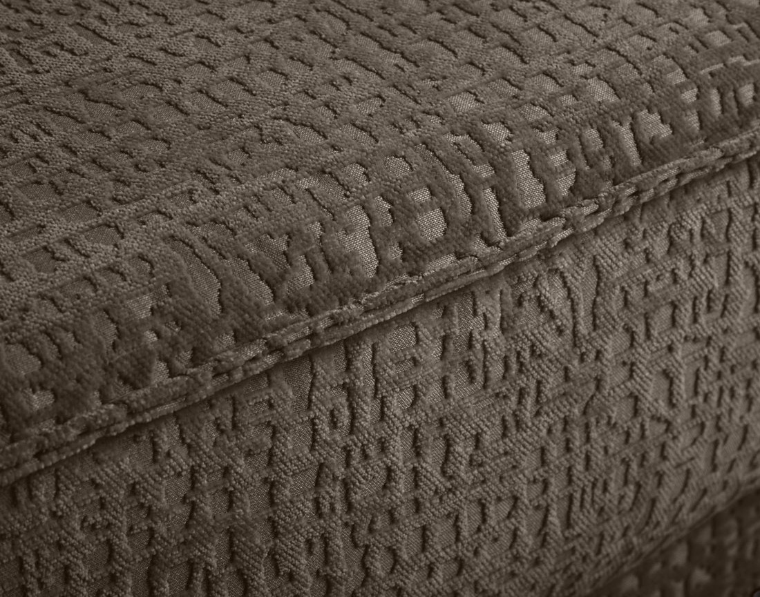 Fauteuil pieds hauts en tissu velours relief Charlie