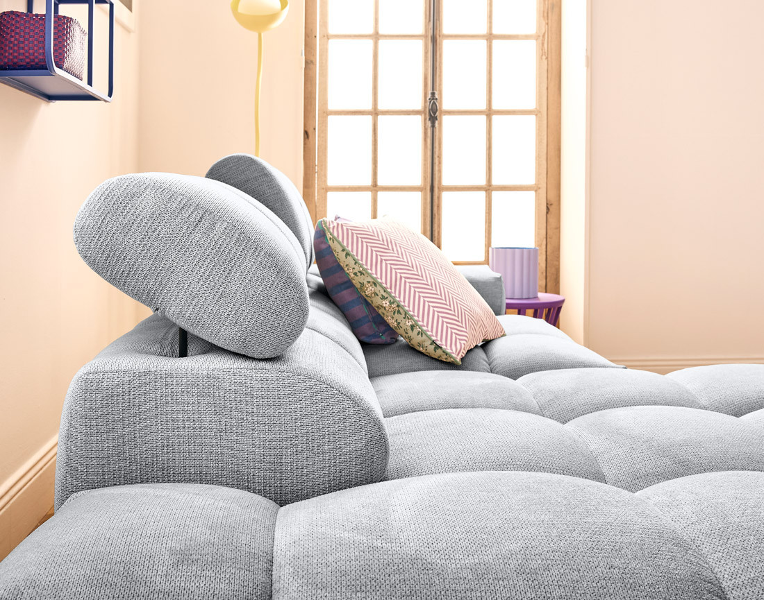 Canapé d'angle gauche 3 places avec têtières réglables en tissu texturé Matera