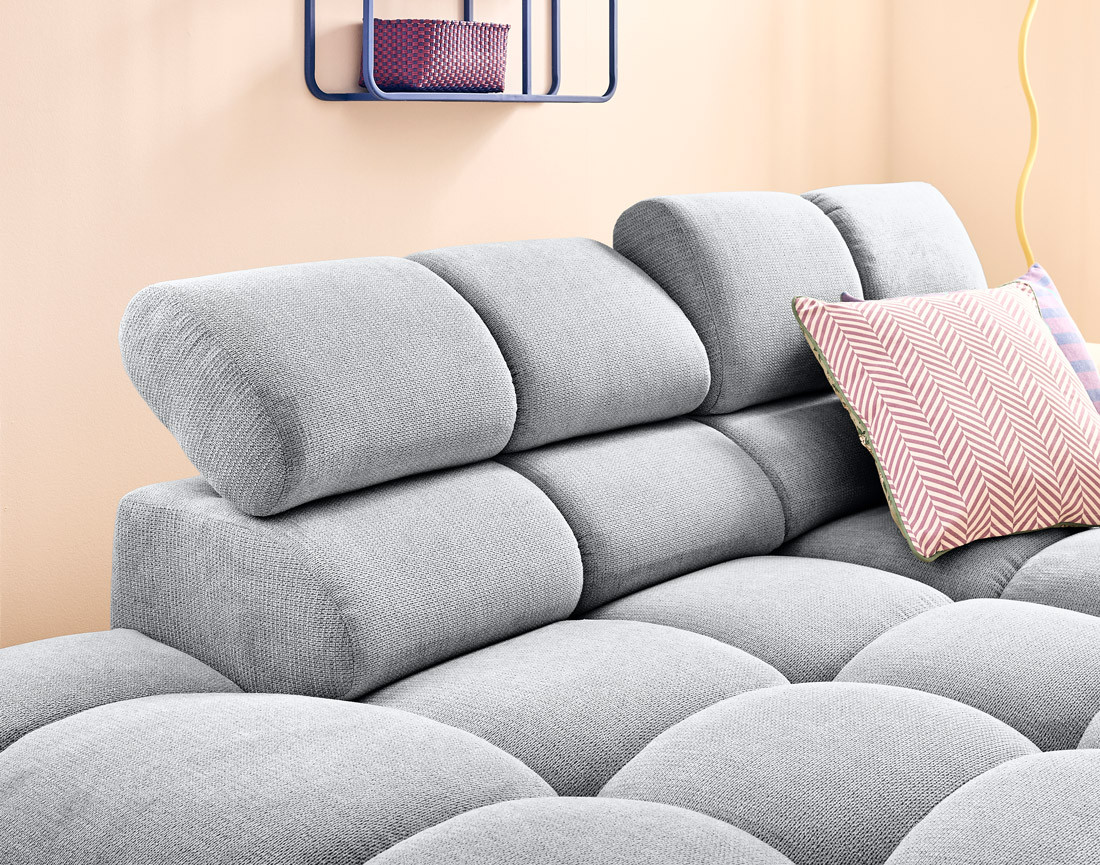 Canapé d'angle gauche 3 places avec têtières réglables en tissu texturé Matera