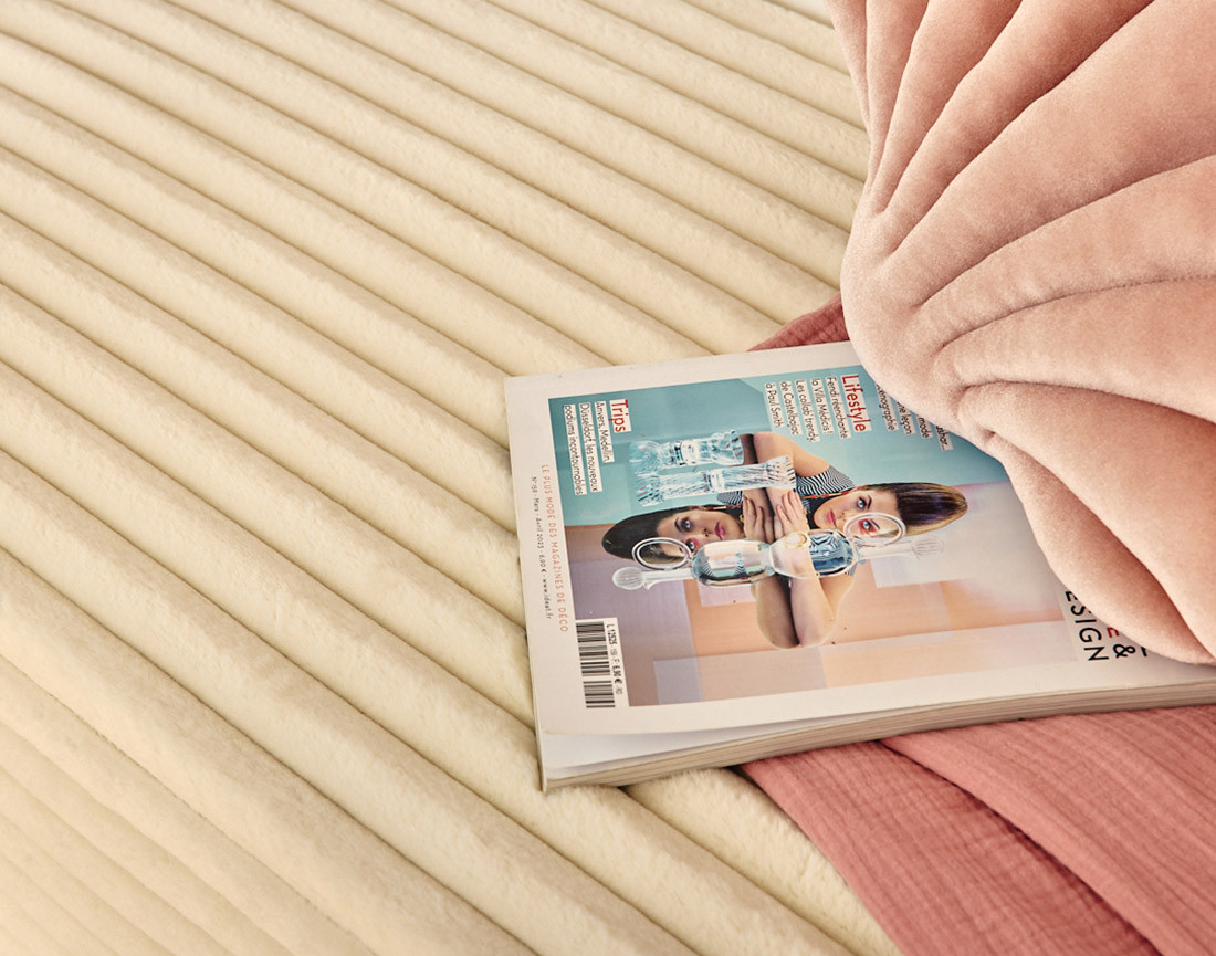 Lit coffre avec bout de lit 140x200 sommier inclus fausse fourrure côtelé Cristal