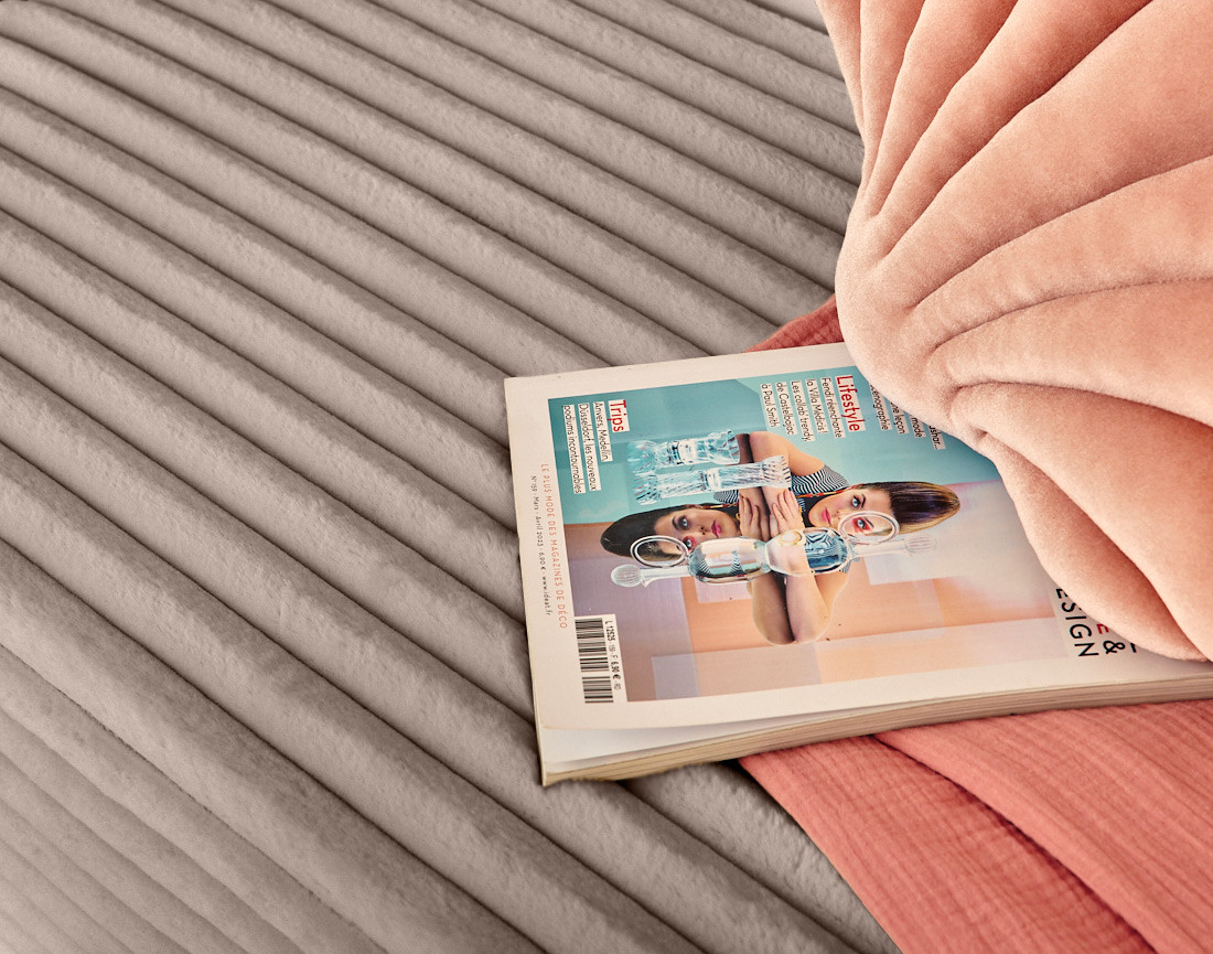 Lit coffre avec bout de lit 180x200 cm sommier inclus fausse fourrure côtelé Cristal