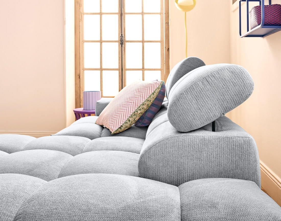 Canapé d'angle droit 3 places avec têtières réglables en tissu texturé Matera