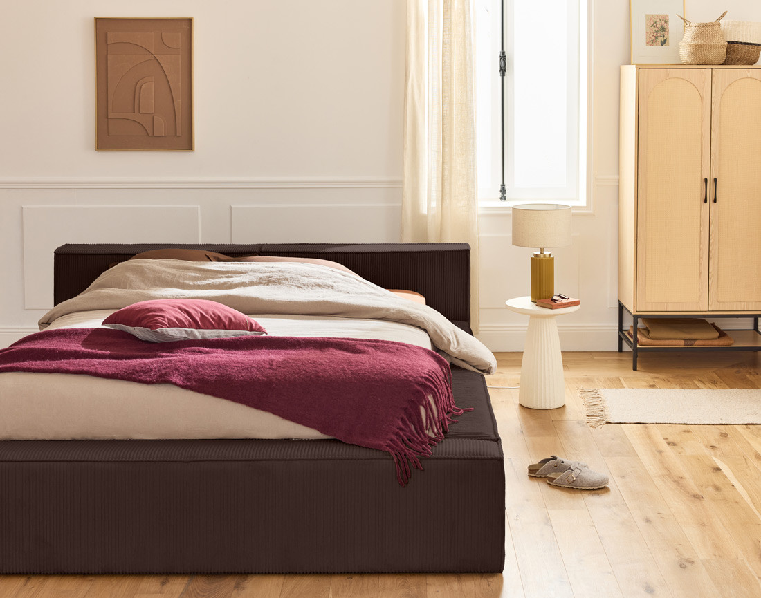 Lit coffre 140x190 cm sommier inclus en velours côtelé Stella