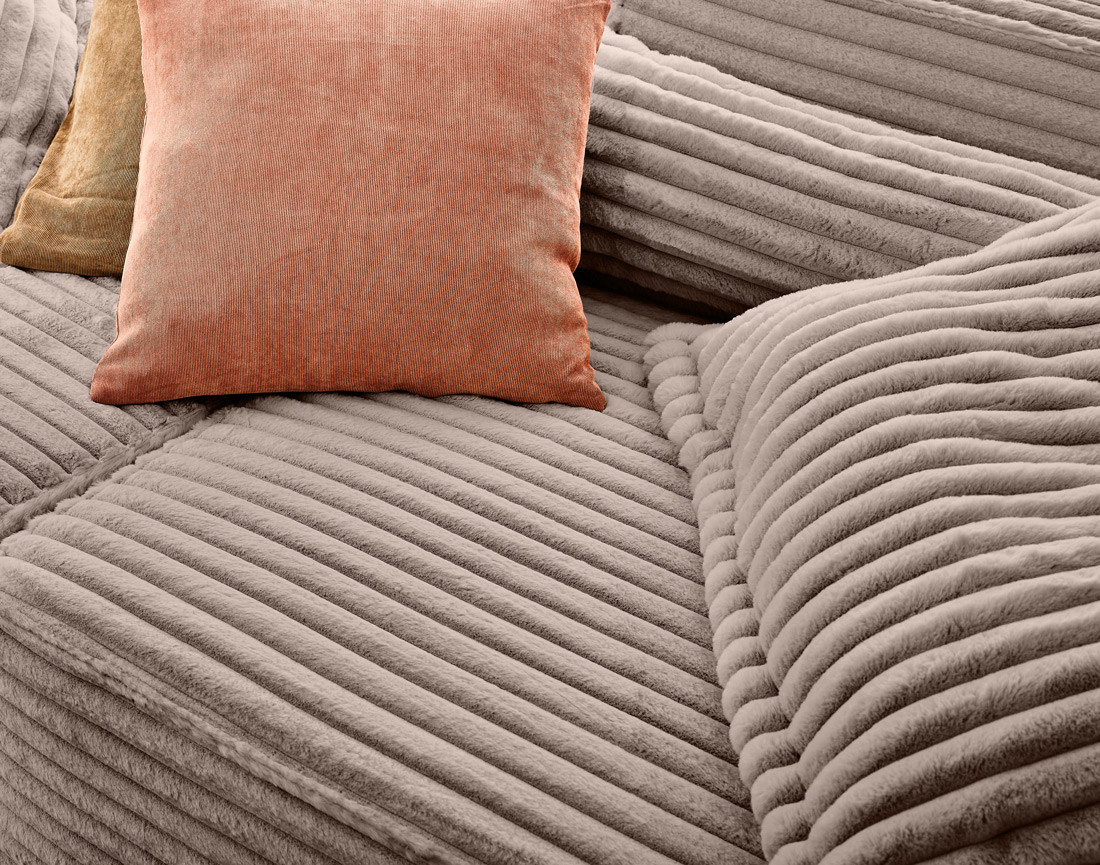 Canapé droit 3 places avec double méridienne en fausse fourrure côtelée Richie