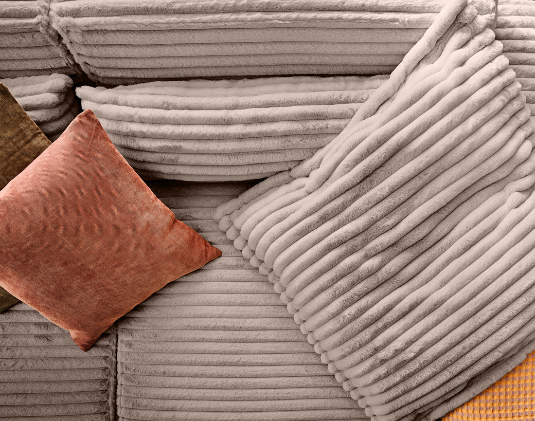 Canapé droit 3 places avec double méridienne en fausse fourrure côtelée Richie