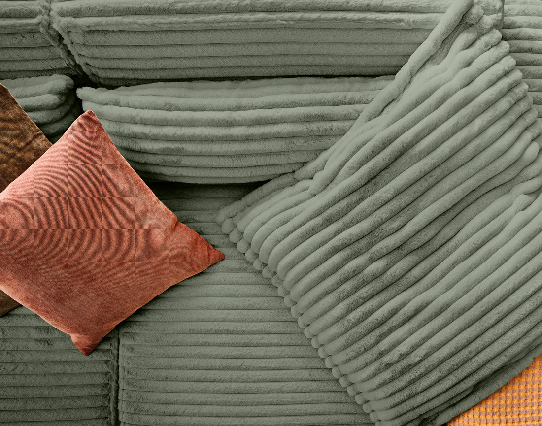 Canapé droit 3 places avec double méridienne en fausse fourrure côtelée Richie