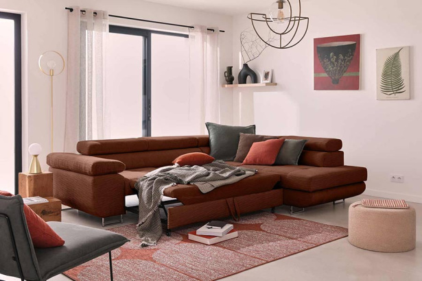 Quelle couleur de rideaux choisir pour un canapé terracotta ?