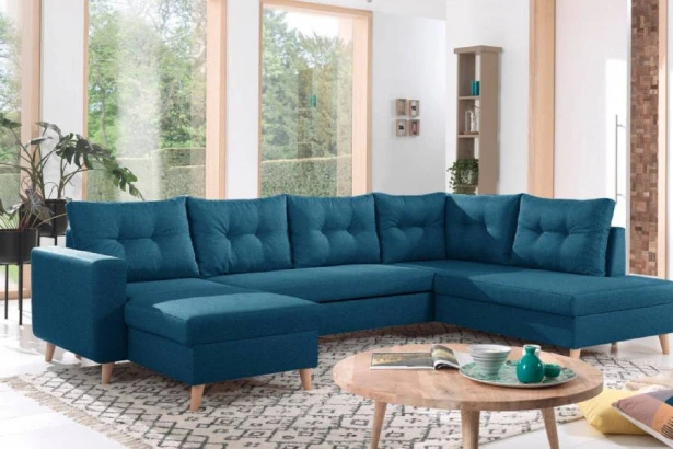 Quelle couleur de coussin pour un canapé bleu canard ?