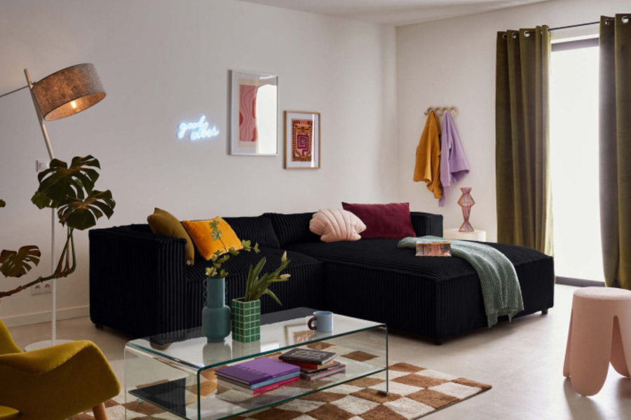 Quelle couleur de rideaux avec un canapé noir ?