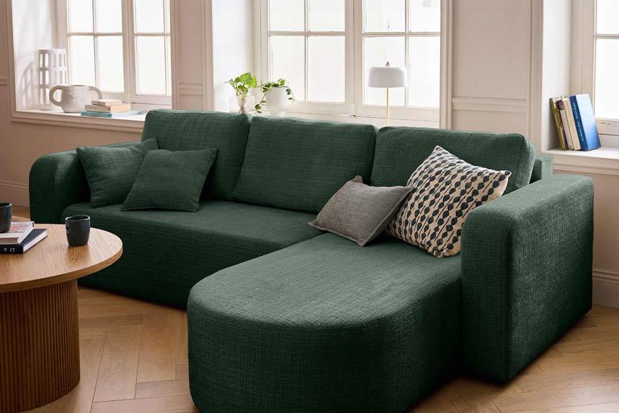 Comment décorer ses murs derrière un canapé vert ?