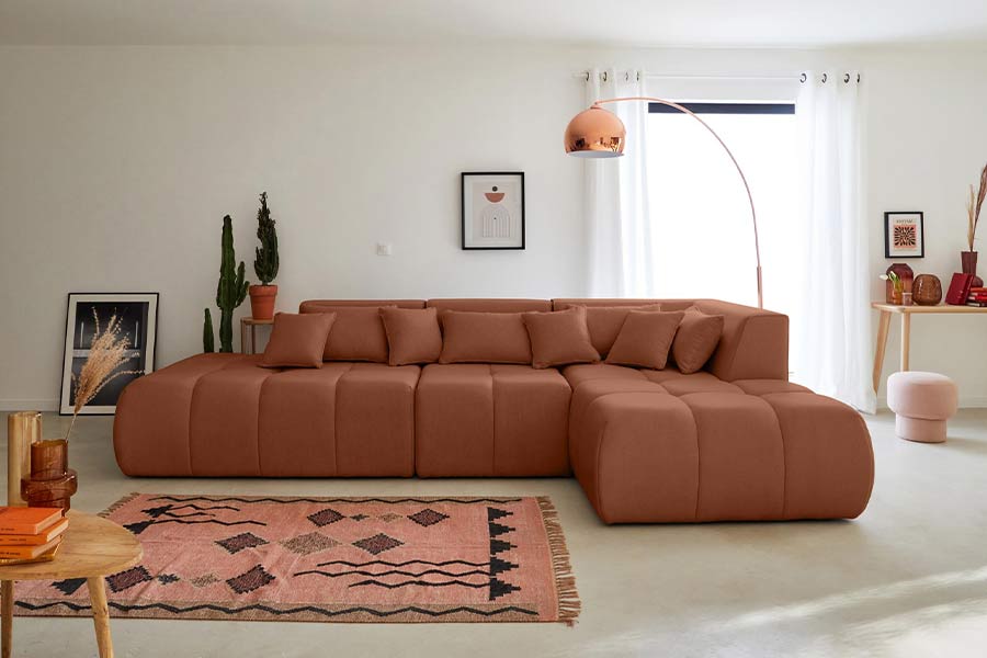Quel tapis choisir avec un canapé terracotta ?