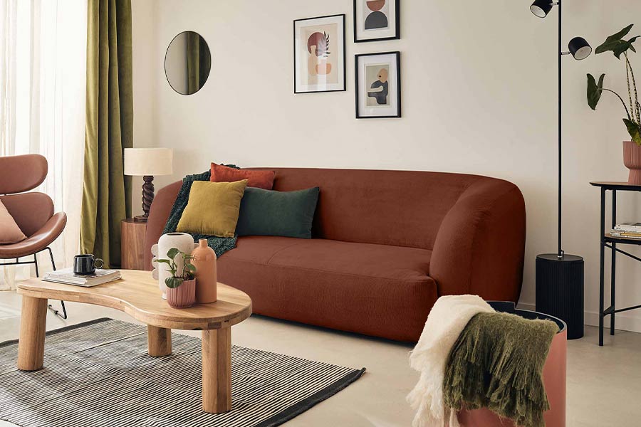 Quelle couleur de coussin choisir pour un canapé terracotta ?