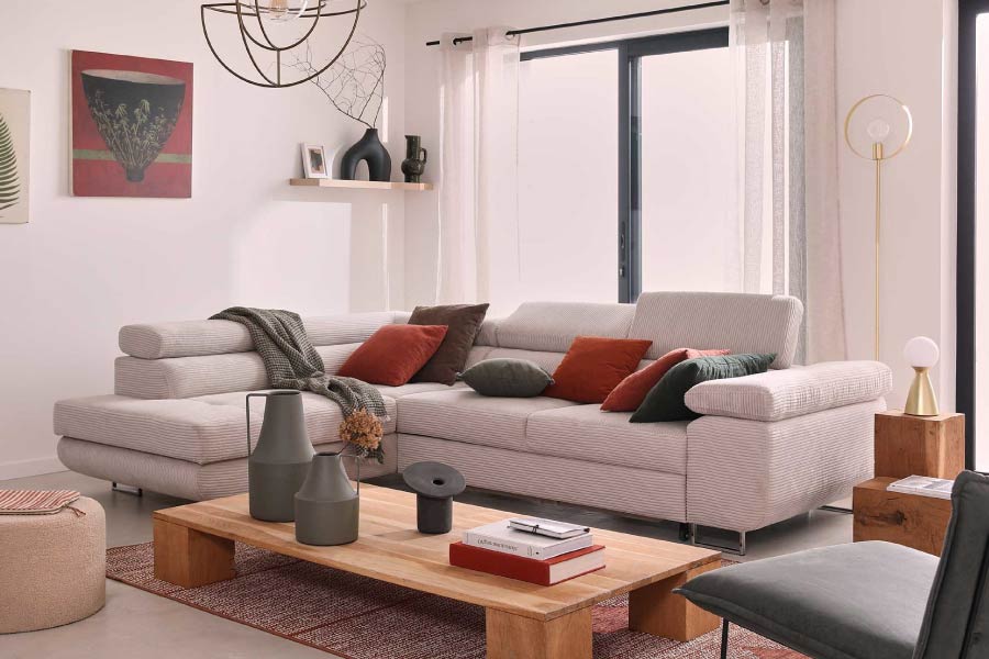 Comment décorer ses murs derrière un canapé beige ?