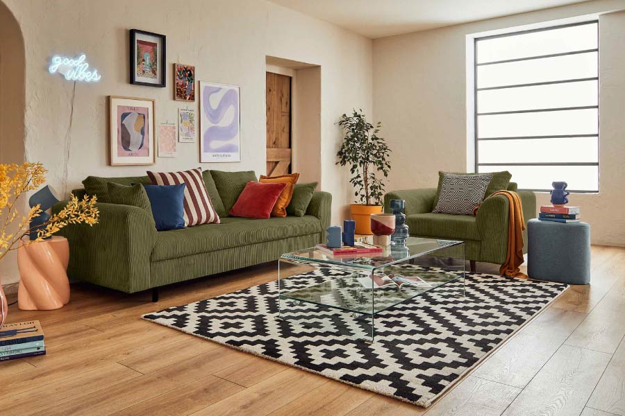 Quel style choisir dans mon salon avec un canapé vert ?