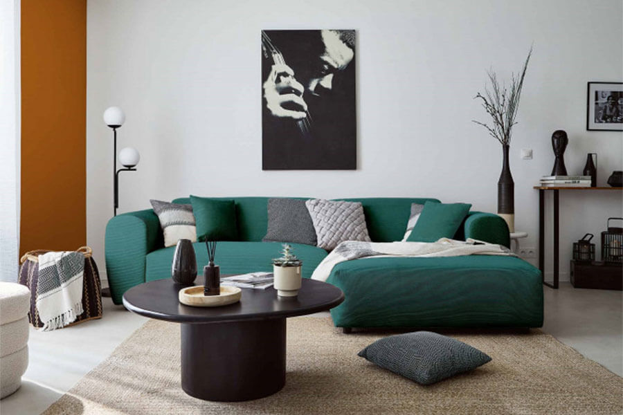 Quel tapis choisir avec un canapé bleu canard ?