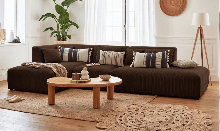 Les idées de décoration avec un canapé marron