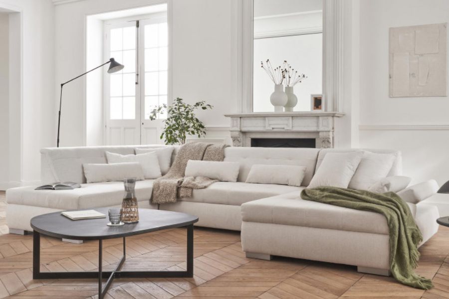 Comment mettre un plaid sur un canapé ?