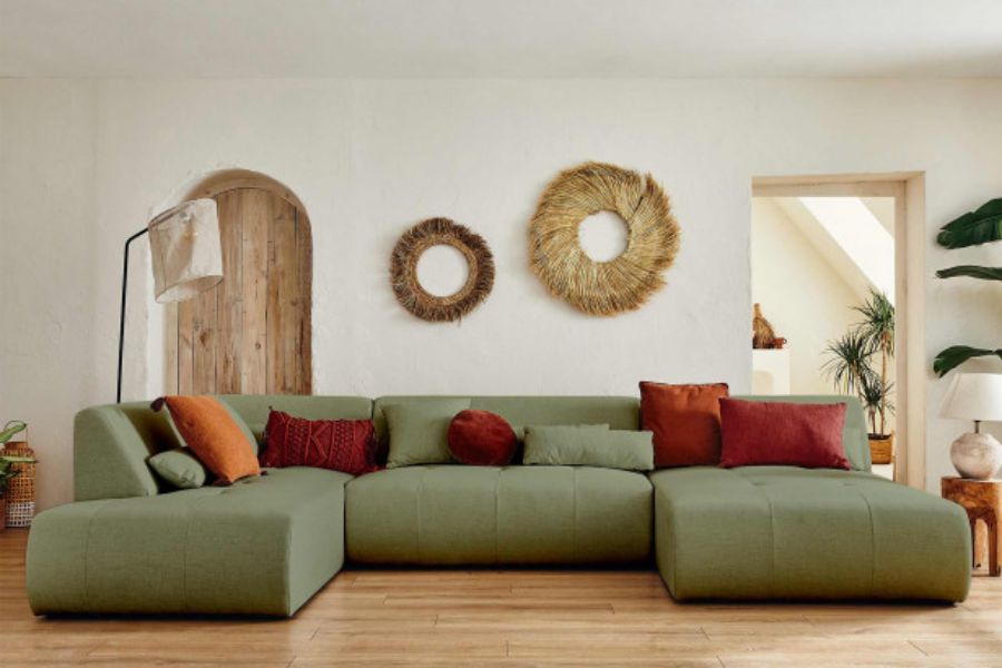 Quelle couleur associer avec un canapé vert foncé pour mon salon ?